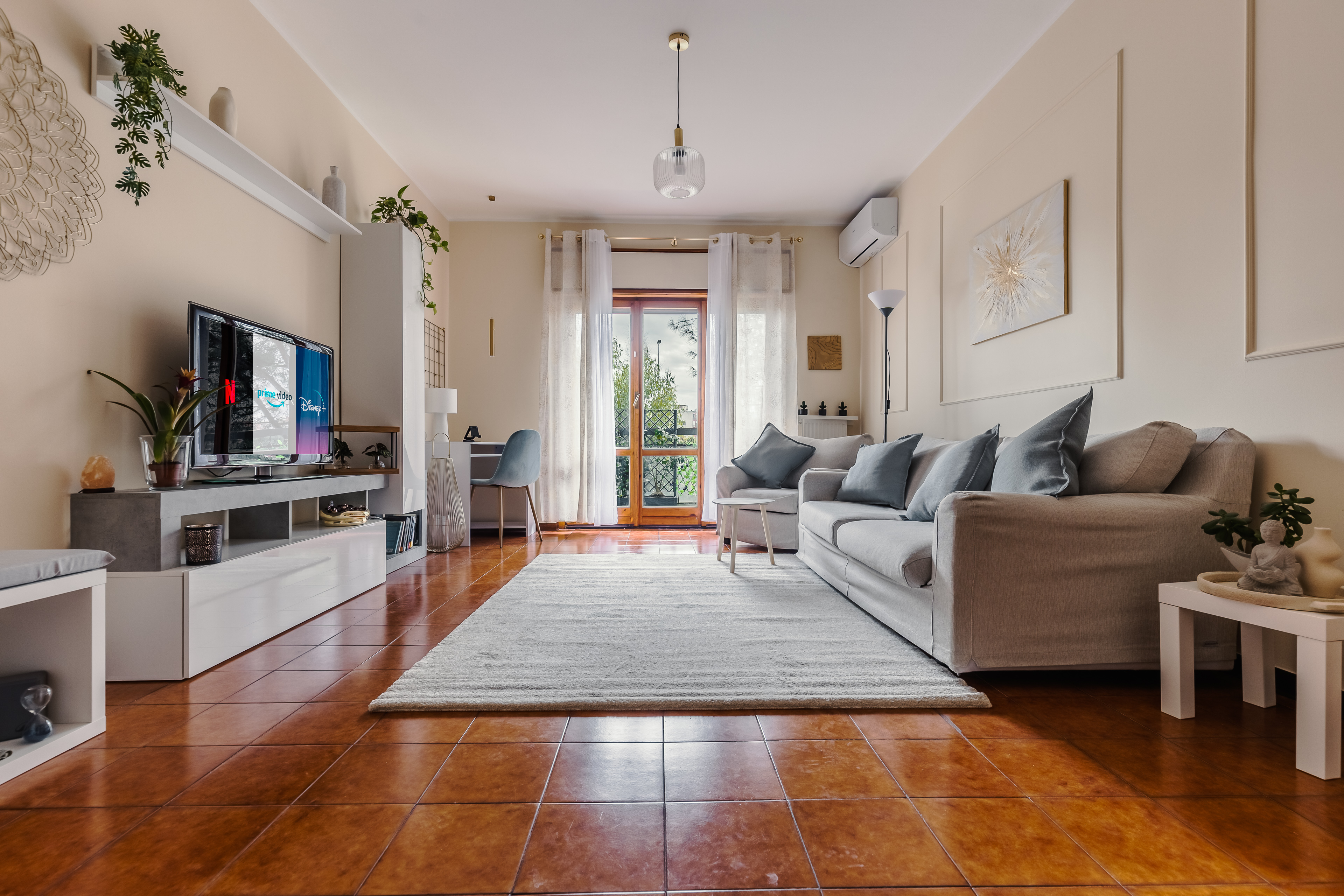 Salotto luminoso di LiveRomastayeasy